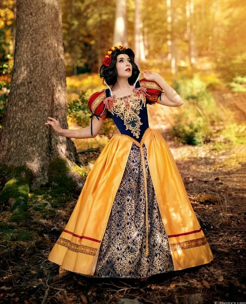 niitacosplay Она делает потрясающий косплей, причем чаще всего не просто фоткается на однотонном фоне, а создаёт целые сцены из мультфильмов! Это невероятно красивая и сложная работа, столько