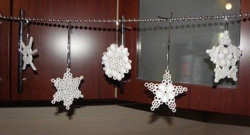 Снежинки из макарон Нам потребуется:- Макаронные изделия разных форм;- Клей («Момент»);- Краски акриловые;- Кисточка;- Ёлочное украшение «Дождик»;- Соль (мелкая или крупная, может сахар, что