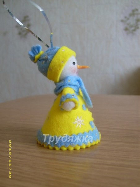 Снегурочки Материалы -салфетки для уборки (нетканые), материал можно использовать любой. -клей универсальный -ножницы зигзаг -контуры для ткани -бисер (для глаз) -синтепон (для головы и рук)