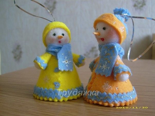 Снегурочки Материалы -салфетки для уборки (нетканые), материал можно использовать любой. -клей универсальный -ножницы зигзаг -контуры для ткани -бисер (для глаз) -синтепон (для головы и рук)