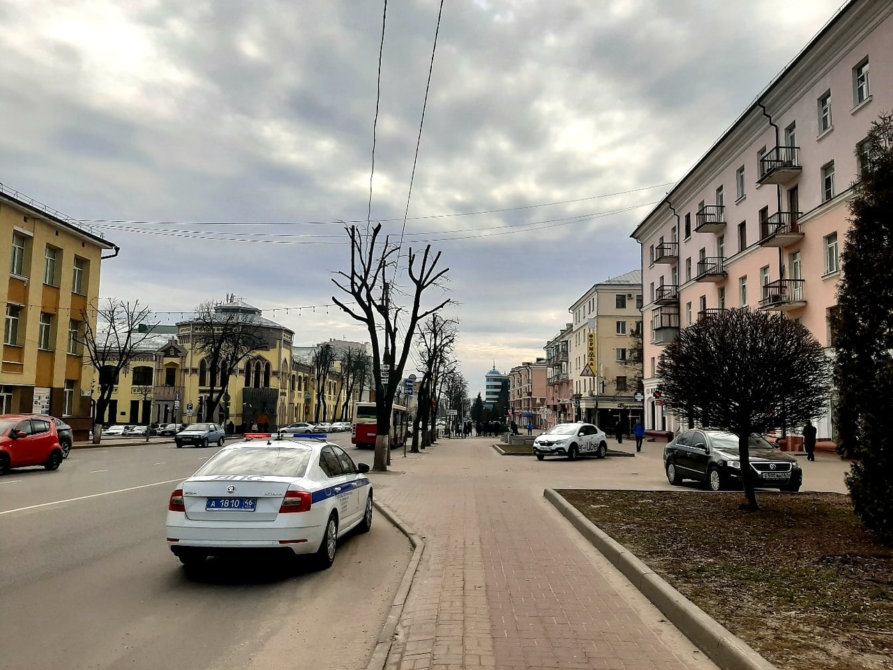 За парковку на тротуаре в центре Курска сегодня наказали двух таксистов