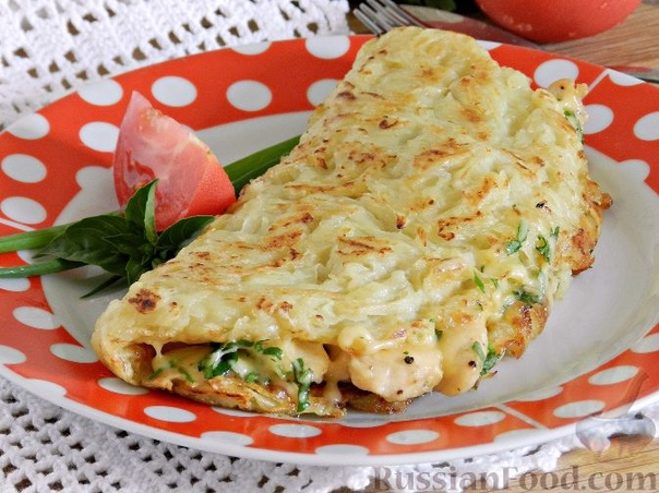Картофельный драник с курицей Картофель - 400 гФиле куриное - 250 гЯйцо - 1 шт.Мука - 2 ст. ложкиСыр твердый - 100 гПетрушка свежая - 0,5 пучкаСоль - по вкусуПерец черный молотый - по вкусуМасло