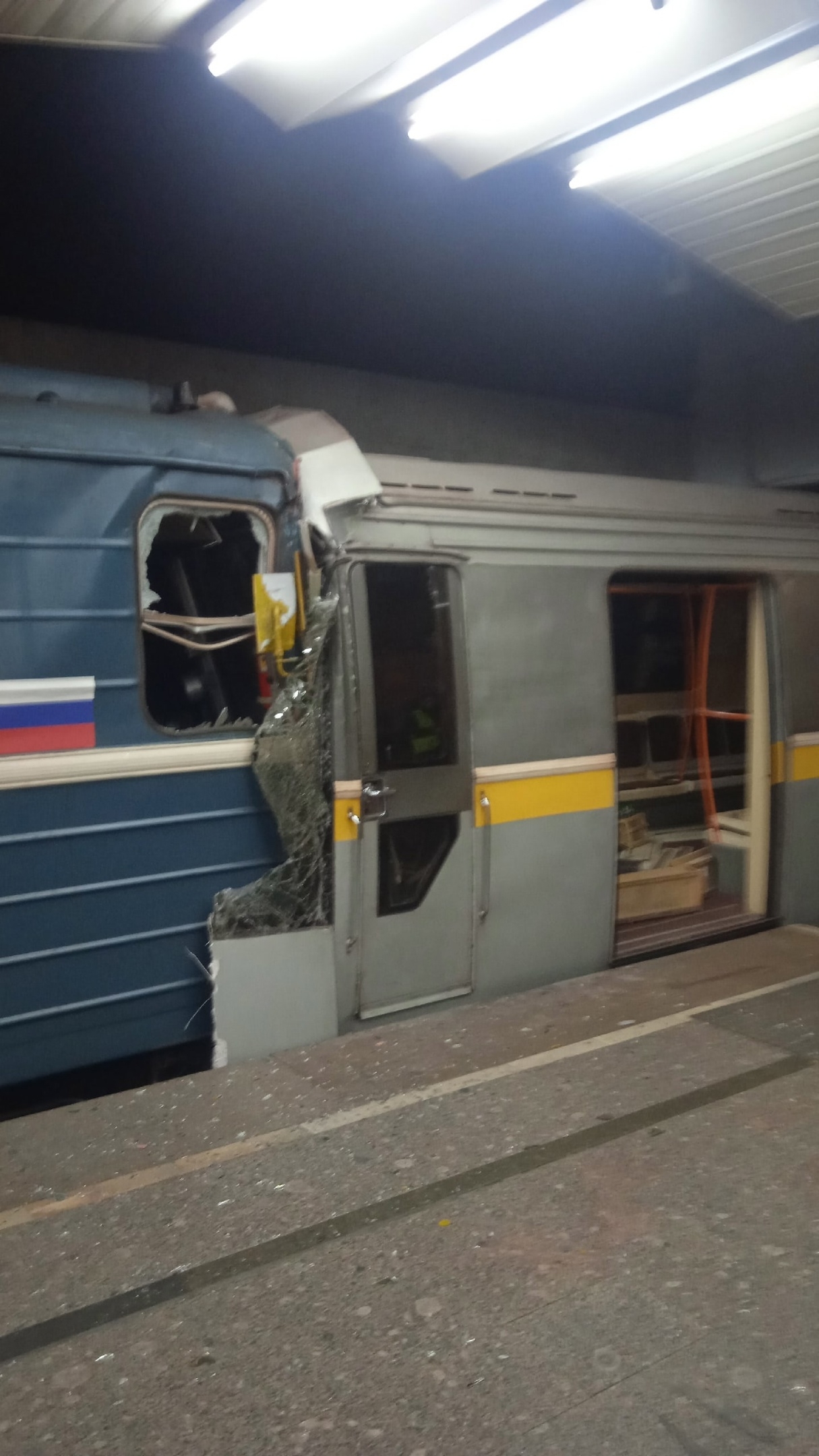 Столкновение двух поездов в Московском метро Это картинка