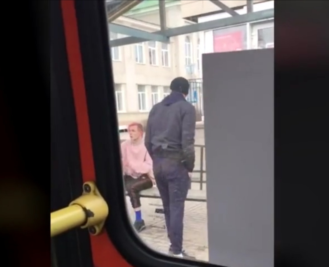 В Белгороде два гопника избили молодого человека за розовые волосы (ВИДЕО 18+)