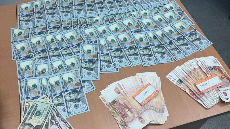 Изображение 1 к новости: Тюменские таможенники изъяли более миллиона рублей у пассажиров Рощино